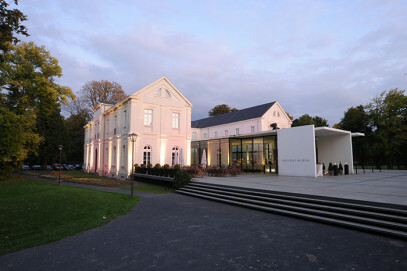 Max Ernst Museum Brühl des LVR (Seitliche Außenansich des Max Ernst Museums Brühl des LVR im Morgen- oder Abendlicht.)