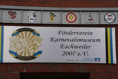 Vorderfront des Museums mit Beschilderung: Oben sind die Wappen von allen Karnevalsgesellschaften von Eschweiler und Stolberg die beim Föderverein Mitglied sind.