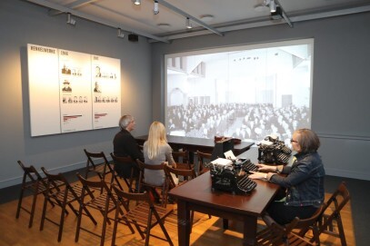 Im Theatersaal der Düsseldorfer Henkelwerke tagte der Landtag NRW bis 1947. Gäste erhalten authentische Eindrücke von der Atmosphäre der ersten Plenarsitzungen. 