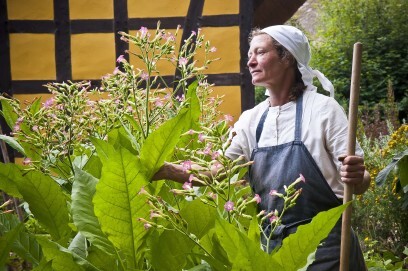 Die Museumsbäuerin im Garten des Hauses aus Kessenich