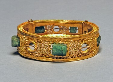 Goldarmband mit Smaragden