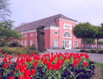 Gedenkhalle Oberhausen im Frühling