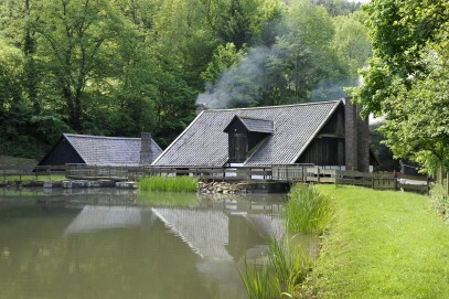 Der Oelchenshammer wurde 1783 am Leppebach gegründet. Der älteste Teil Anlage ist das Hammergebäude aus Bruchstein von 1795, in dem sich heute der Blasebalg bewegt. Das ehemalige Wohnhaus des Schmiedes wurde 1816 errichtet, ebenfalls im 19. Jahrhundert das größere Hammergebäude in Fachwerkbauweise. 