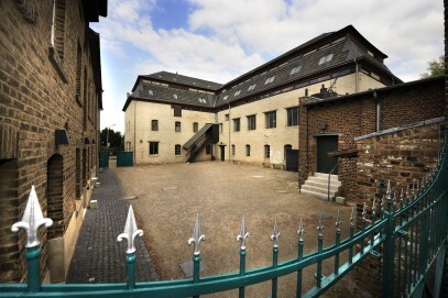 Fabrikhof der Tuchfabrik – mit dem 1801 als Papiermühle erbauten Hauptgebäude 