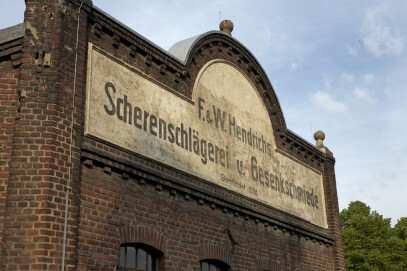 Eckfassade der Gesenkschmiede Hendrichs. Allein dieser Teil der Außenansicht wurde einst mit ästhetischem Anspruch gestaltet. 