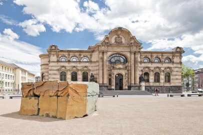 Leopold-Hoesch-Museum mit Ulrich Rückriems "Ursprung" (2011)