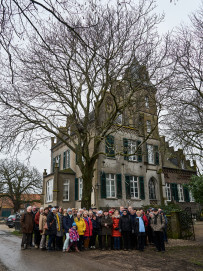 Besuchergruppe vor Gut Hogefeld in Rindern, wo 1825 zum ersten Male Käse (Gouda) her-gestellt wurde.