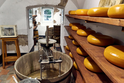 Exponate für die handwerkliche Käse- und Butterherstellung  in der ersten Produktionsstätte von Maria Reymer