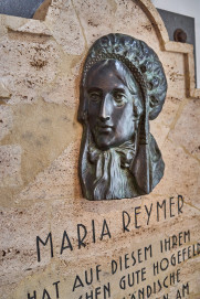 Gedenkplatte für Maria Reymer aus dem Jahr 1925 – 100 Jahre Käsefertigung 