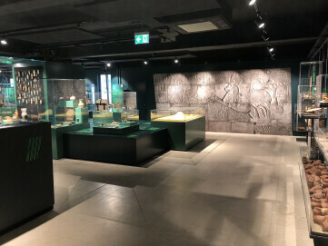 Blick vom Eingang ins Ägyptische Museum im 3. OG des neuen Uni-Hauses P26
